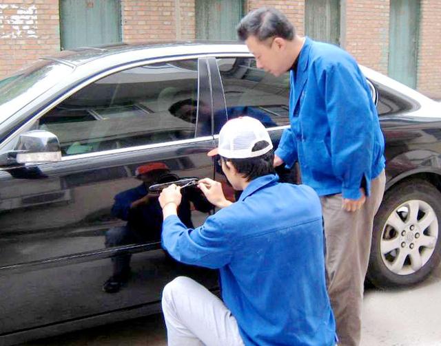 金台区汽车钥匙丢在车里面怎么办?